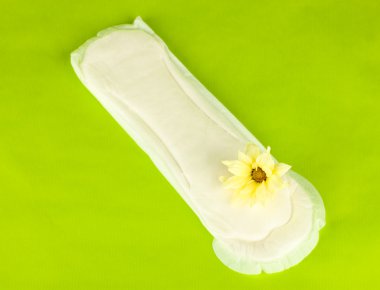 yeşil renkli yakın çekim külot liner ve sarı çiçek