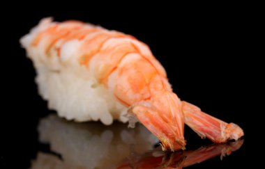 siyah üzerine izole lezzetli sushi