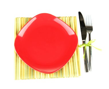 çatal ve bıçak üzerinde beyaz izole renkli peçete üzerinde boş kırmızı plaka