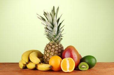 Natürmort tablo üzerinde yeşil bir arka plan üzerinde meyve