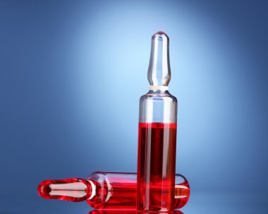 mavi arka plan üzerinde tıbbi ampul