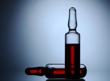 mavi arka plan üzerinde tıbbi ampul