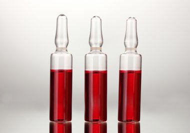 Gri arka planda tıbbi ampule