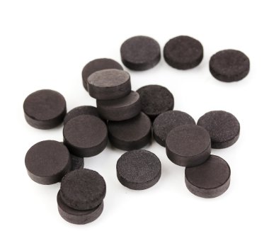 aktif karbon tabletleri üzerinde beyaz izole içinde