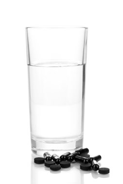 su ve aktif kömür üzerine beyaz izole
