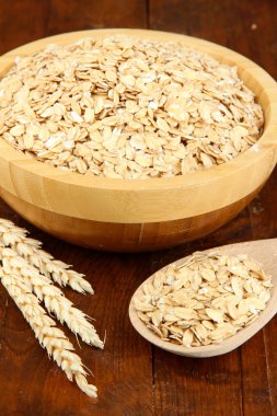 Masanın üzerine ahşap kase yulaf gevreği