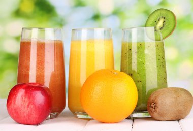 taze meyve suları yeşil zemin üzerine ahşap tablo