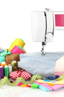 dikiş makinesi ve kumaş üzerine beyaz izole