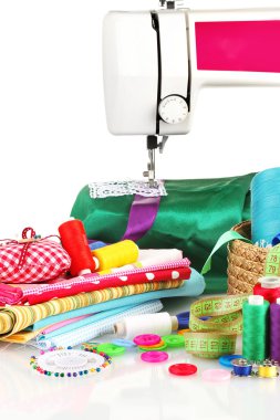 dikiş makinesi ve kumaş üzerine beyaz izole