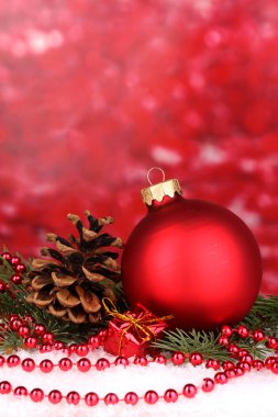 Kırmızı arkaplanda noel süslemesi