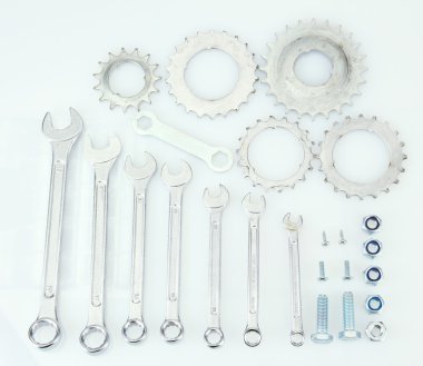 makine dişli, metal cogwheels, somun ve cıvata üzerinde beyaz izole