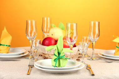 yeşil ve sarı tonlarında renkli arka plan üzerinde tablo ayarı