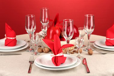 Tablo ayarı renkli arka plan üzerinde kırmızı tonlarında