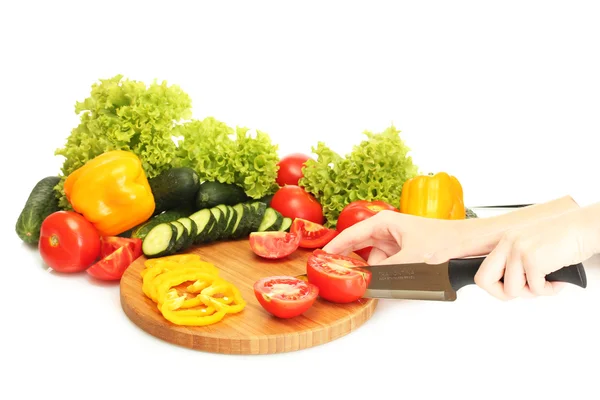 Kvinna händer skära grönsaker på kök svart tavla — Stockfoto