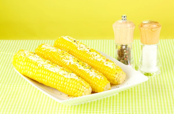 Kokt majs med smör och kryddor — Stockfoto