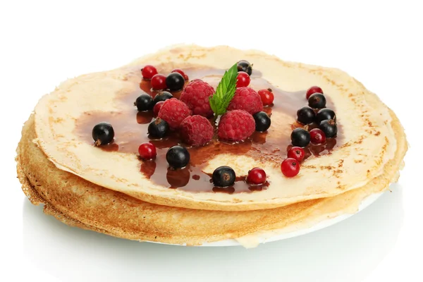 Leckere Pfannkuchen mit Beeren und Schokolade auf Teller isoliert auf weiß — Stockfoto