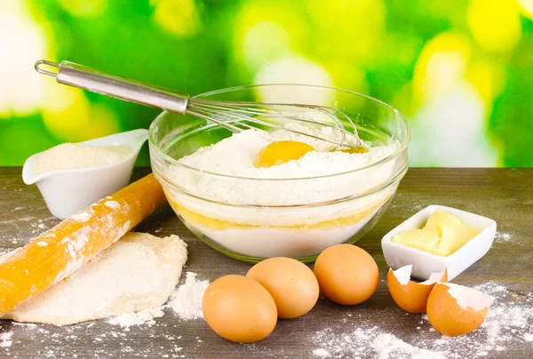 Eier, Mehl und Butter in Nahaufnahme auf Holztisch vor natürlichem Hintergrund — Stockfoto