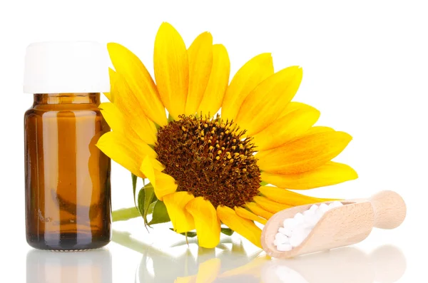 Medycyna butelki z tabletek i kwiat na białym tle — Zdjęcie stockowe