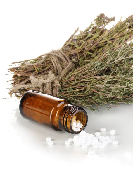 Beyaz zemin üzerinde otlar ile ilaç şişesi. homeopati kavramı — Stok fotoğraf