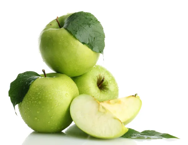 Manzanas verdes maduras con hoja y rebanada, aisladas en blanco —  Fotos de Stock