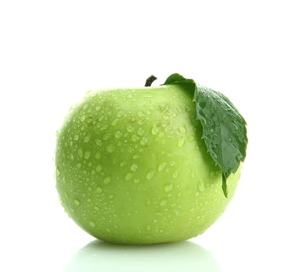 Зелёное яблоко с листьями, изолированными на белом — стоковое фото