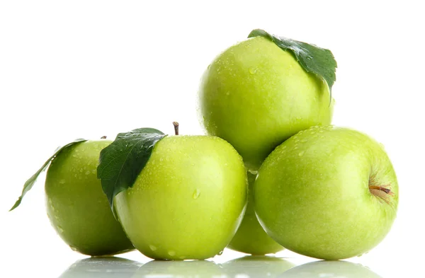 Rijp groene appels met bladeren geïsoleerd op wit — Stockfoto