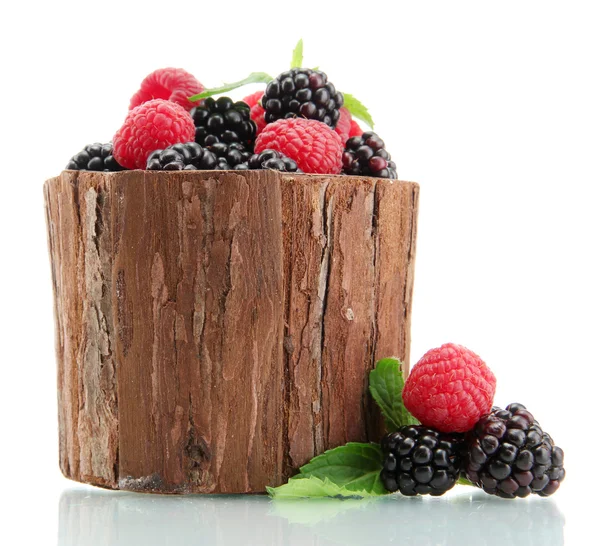 Красивые ягоды с листьями в деревянной вазе изолированы на белом — стоковое фото
