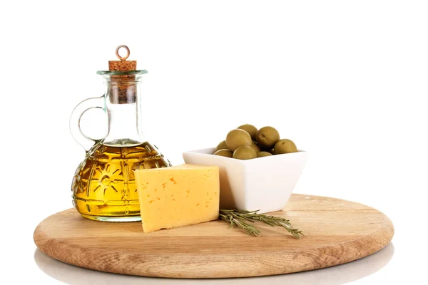 Azeitonas verdes em taça branca com alecrim, azeite e queijo a bordo, isoladas a branco — Fotografia de Stock