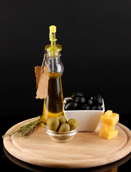 Biberiye, zeytinyağı ve gemide izole üzerinde siyah peynir bir kase içinde siyah ve yeşil zeytin — Stok fotoğraf