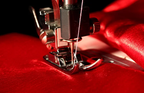 Symaskin med röd duk närbild — Stockfoto