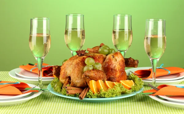 緑の背景のクローズ アップにロースト チキンと宴会テーブル。感謝祭の日 — ストック写真
