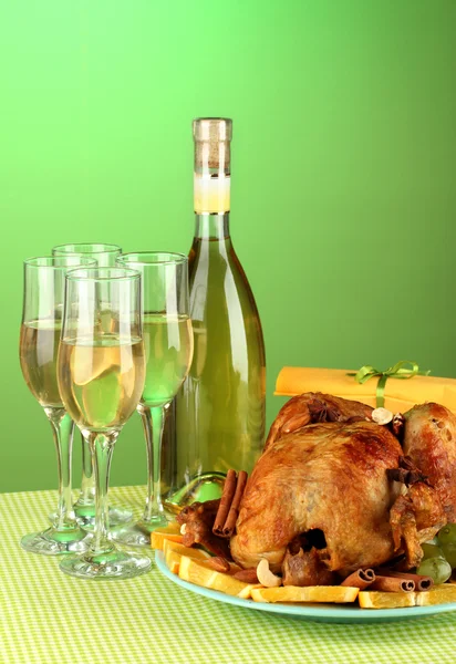 Table setting for Thanksgiving day on green background close-up — Stock Photo, Image