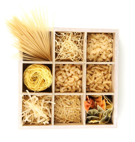 Dziewięć rodzajów makaronów w sekcjach drewniane pudełko na białym tle — Zdjęcie stockowe