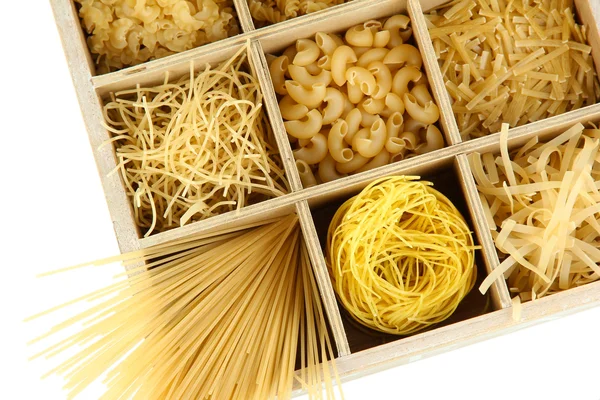 Negen soorten pasta in houten kist secties close-up geïsoleerd op wit — Stockfoto