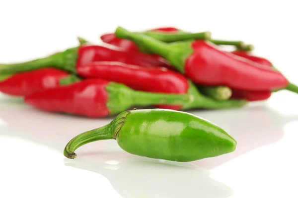 Pequeños pimientos picantes aislados en blanco — Foto de Stock