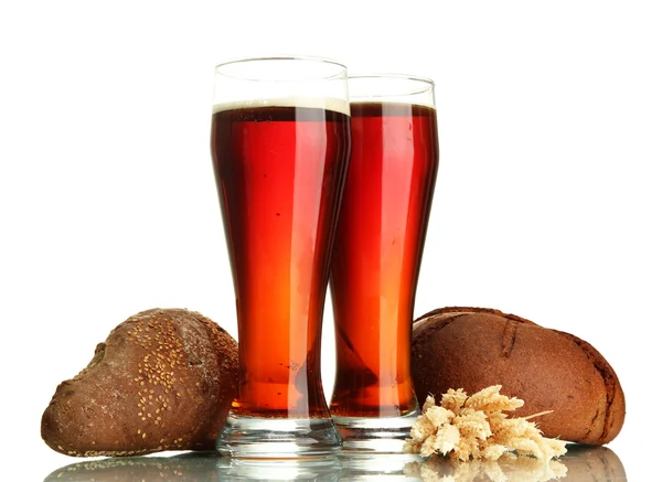 Two glasses of kvass and rye breads with ears, isolated on white — Stock Photo, Image