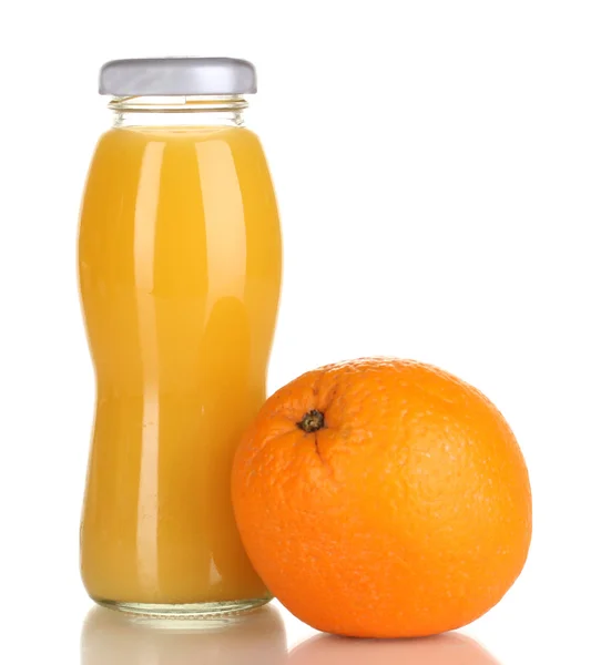 Смачний апельсиновий сік у пляшці та апельсин поруч з ним ізольовані на білому — стокове фото