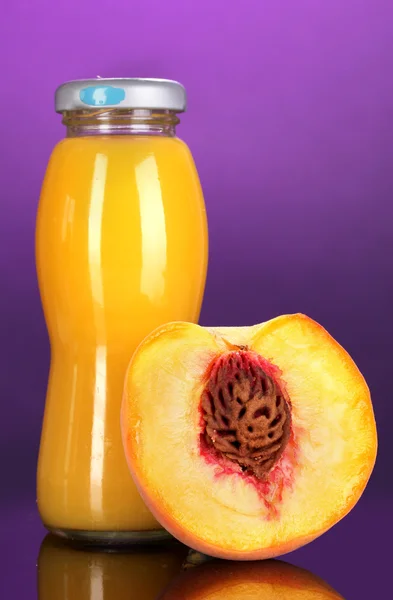 瓶とカラフルな背景の横にある桃美味しい桃ジュース — ストック写真