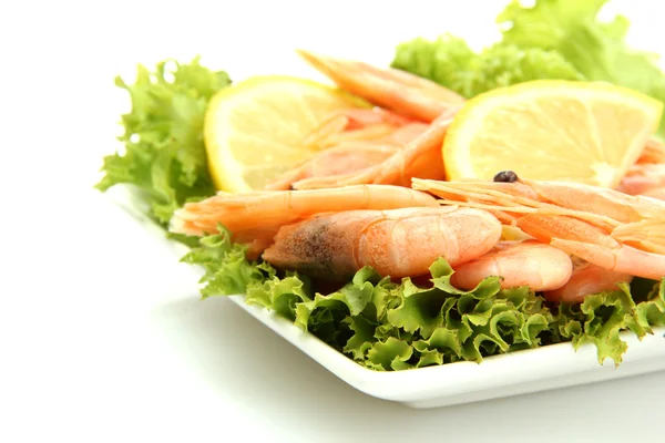 Boiled shrimps with lemon and lettuce leaves on plate, isolated on white — Stock Photo, Image