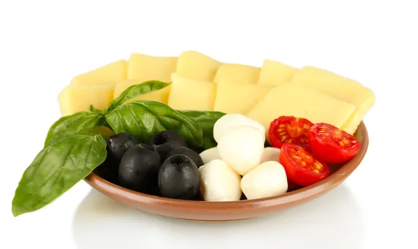 Fromage mozzarella tranché avec des légumes dans la plaque isolée sur blanc — Photo