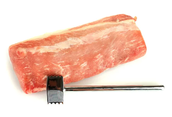 Cerdo crudo con un martillo de carne aislado en blanco — Foto de Stock