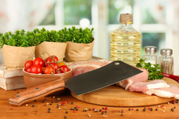 Skład surowe mięso, warzywa i przyprawy na drewniany stół szczegół — Zdjęcie stockowe