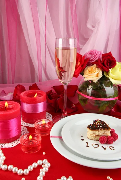 Definição de mesa em honra do Dia dos Namorados no fundo de tecido branco — Fotografia de Stock