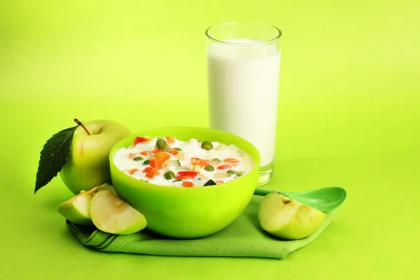 Gustoso cibo dietetico e bicchiere di latte, su sfondo verde — Foto Stock