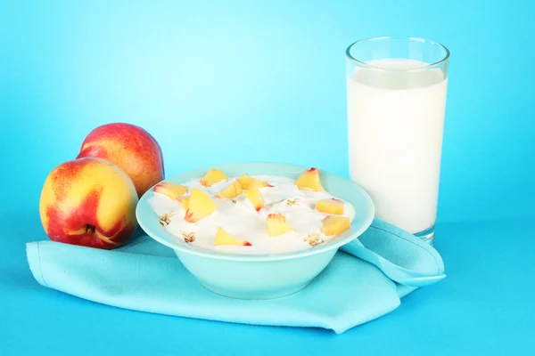 God diet mat och ett glas mjölk, på blå bakgrund — Stockfoto