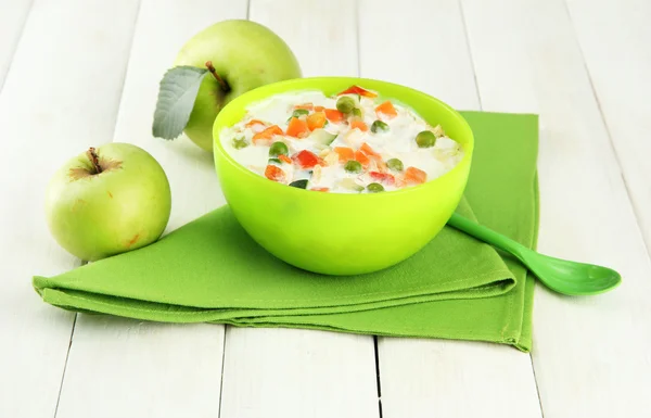 God diet mat och äpplen på träbord — Stockfoto