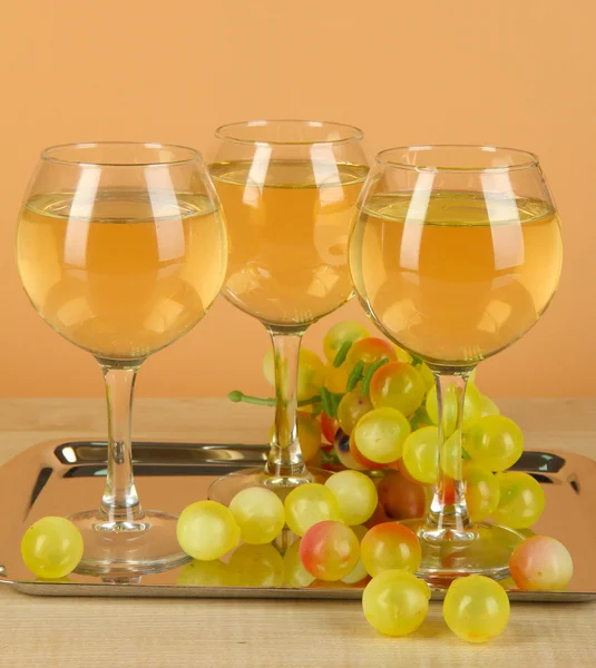Bílé víno ve skle na podnos na béžové pozadí — Stock fotografie