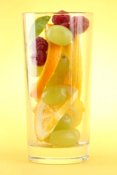 A citrusfélék, a sárga háttér átlátszó üveg — Stock Fotó
