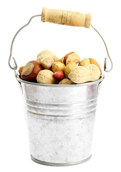 Auswahl an leckeren Nüssen in Eimer, isoliert auf weiß — Stockfoto