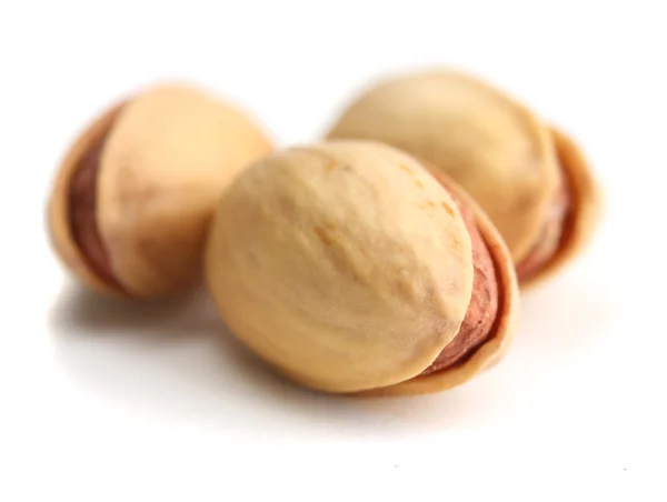 Смачні фісташкові горіхи, ізольовані на білому — стокове фото